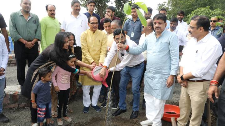 मुख्यमंत्री श्री चौहान ने स्व. श्री प्यारेलाल खंडेलवाल की स्मृति में पौध-रोपण किया